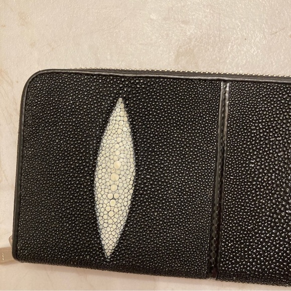 Stingray black zipper clutch wallet